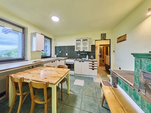 Kühlschrank, Mikrowelle, Kochgeschirr/Geschirr/Besteck