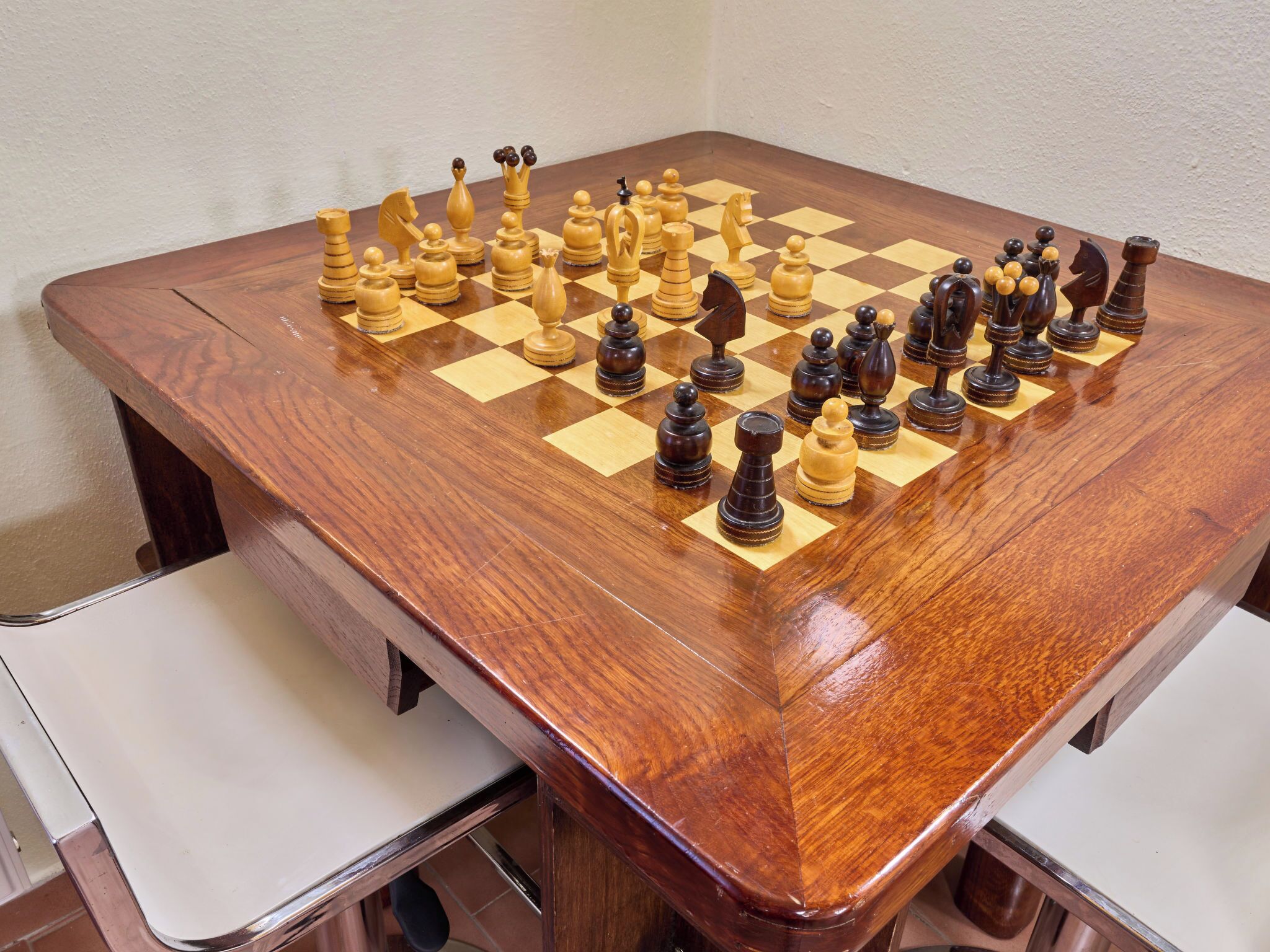 Une table d’échecs en bois à motifs carrés.