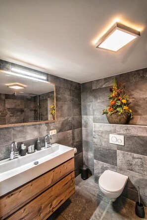 Superior Double Room, Patio, River View | Bathroom - Het Rietershuijs (Kalenberg)
