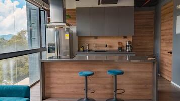 Refrigerador, microondas, horno y parrilla de estufa