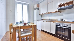 A kitchen with white cabinets, a wooden table, and a built-in oven. - Spacious apartment with a balcony, perfect for up to six people thanks to three double bedrooms. The accommodation is located in the Torrione neighborhood, a strategic area just a short distance from the city center and the seafront, well-served by all m (Salerno)