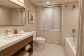 Standardzimmer | Badezimmer | Kostenlose Toilettenartikel, Haartrockner, Handtücher, Seife