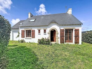 A white house with a grey roof, stone window frames, and wooden shutters. - La littorine by Interhome (Quiberon)