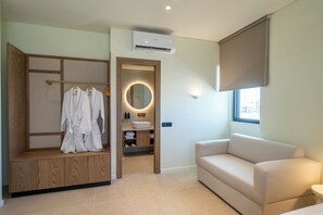 Departamento familiar, balcón, vista al mar | Caja de seguridad en la habitación, escritorio y insonorización