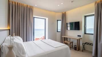 Deluxe-Studio, Balkon, Meerblick | Zimmersafe, Schreibtisch, schallisolierte Zimmer, Bügeleisen/Bügelbrett
