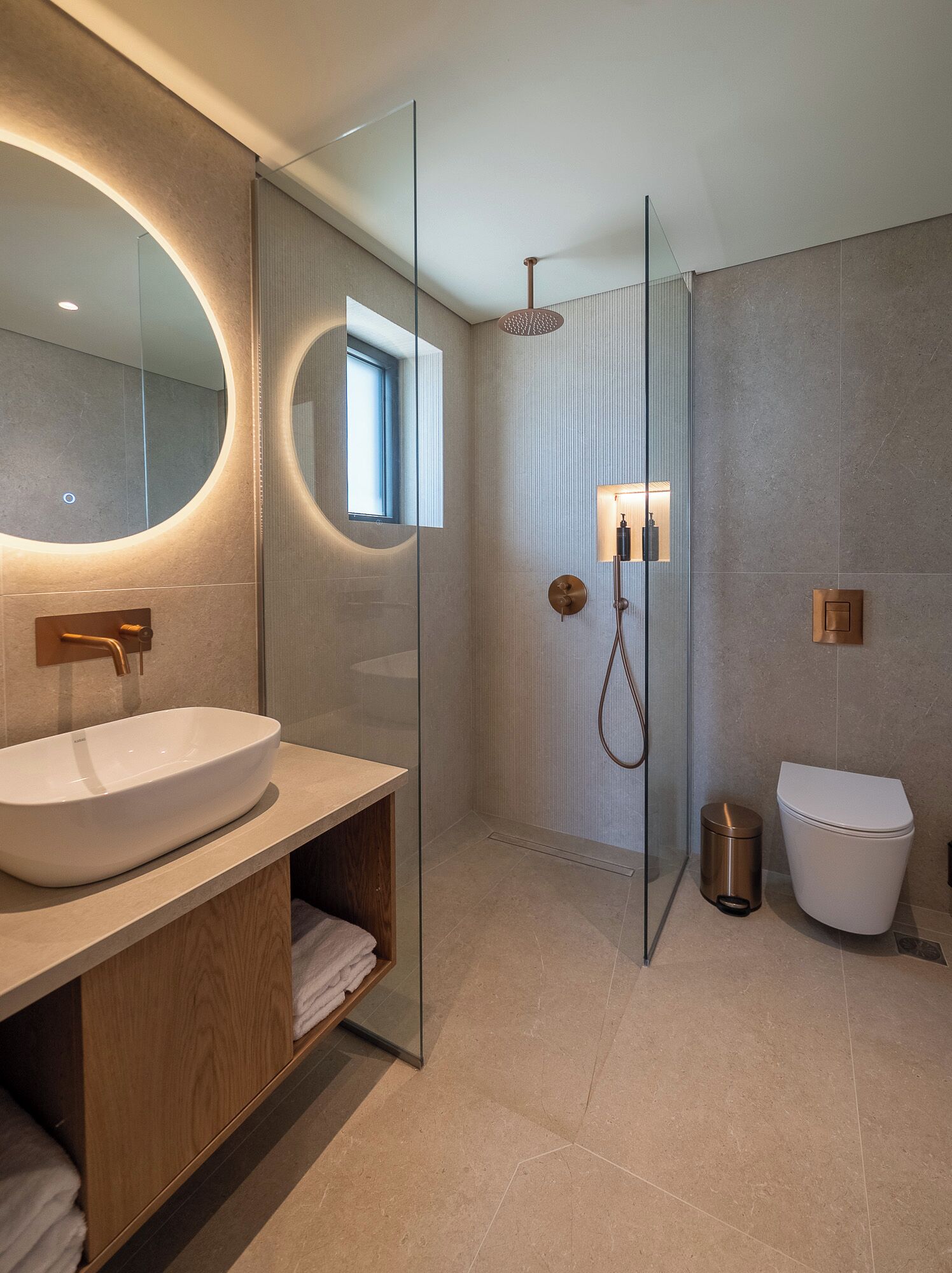 Apartamento família, sacada, vista para o mar | Banheiro | Chuveiro, produtos de toalete grátis, secador de cabelo, chinelos