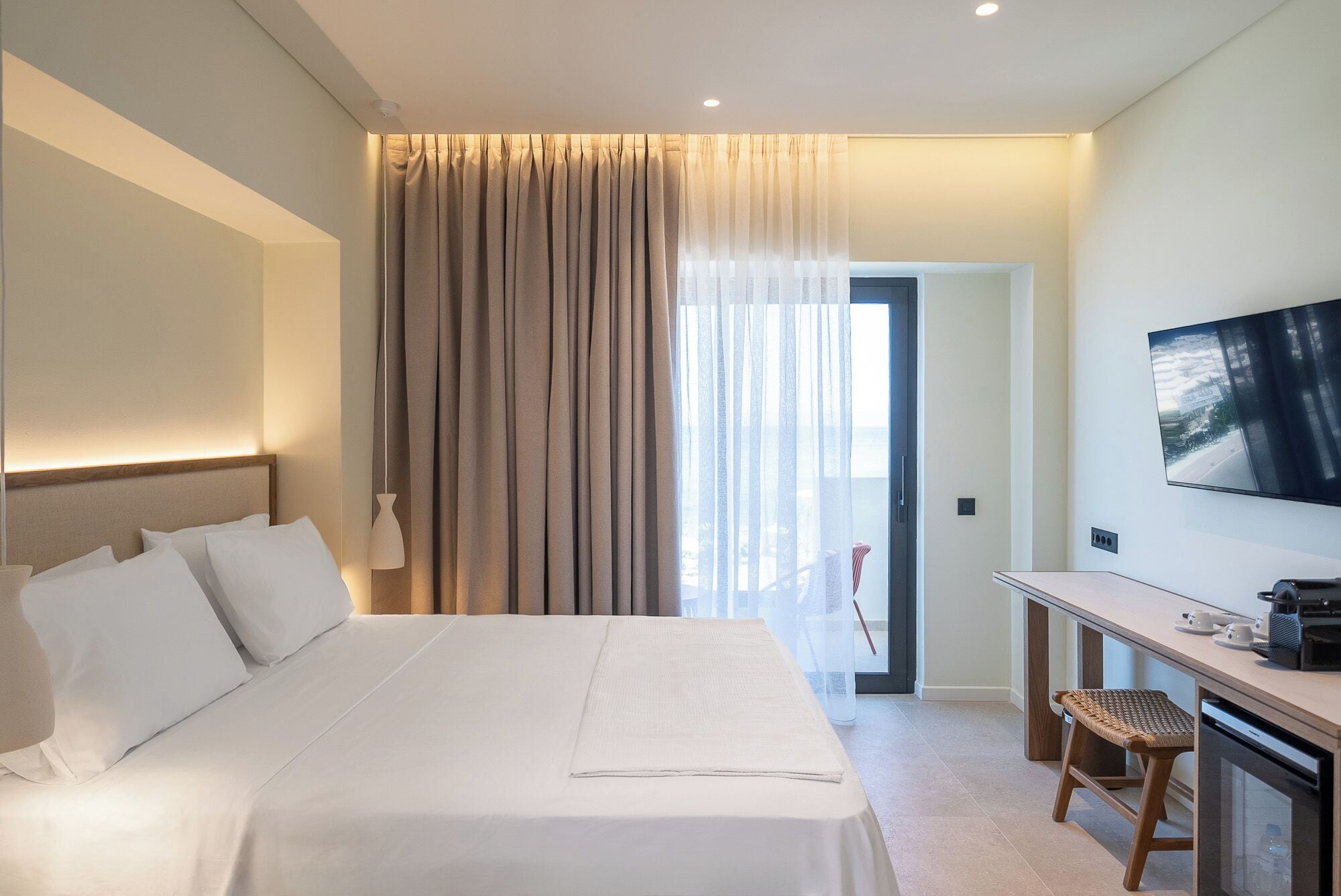 Familie appartement, balkon, uitzicht op zee | Een kluis op de kamer, een bureau, geluiddichte muren
