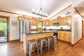 Coffee/tea maker, fridge, microwave, oven - Pet Welcome Cabin, Hot Tub, Game Room, Near Dollywood (Sevierville)