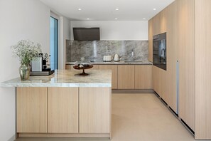 Wasserkocher mit Kaffee-/Teezubehör, Kühlschrank, Mikrowelle, Ofen