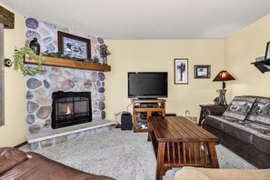 Living area - Lake front 2-bedroom on the Eagle River Chain of Lakes with indoor pool and jacu (Eagle River)