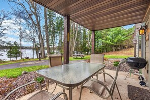 Outdoor dining - Lake front 2-bedroom on the Eagle River Chain of Lakes with indoor pool and jacu (Eagle River)