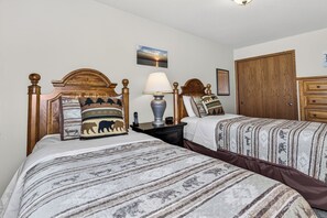Room - Lake front 2-bedroom on the Eagle River Chain of Lakes with indoor pool and jacu (Eagle River)