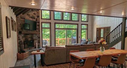 Modern Tyrolean Chalet Walk to Pool, Kayaks