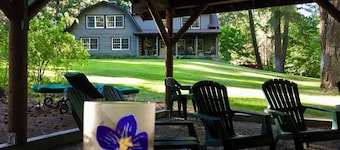 Amazing 4-bedroom lodge in charming Trout Lake, WA