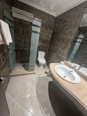 Badewanne und Dusche (separat), Hausschuhe, Handtücher, Seife