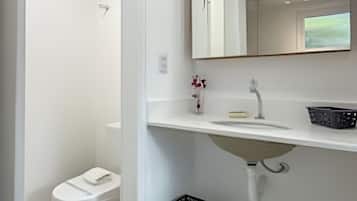 Apartemen Basic | Kamar mandi | Shower dan handuk