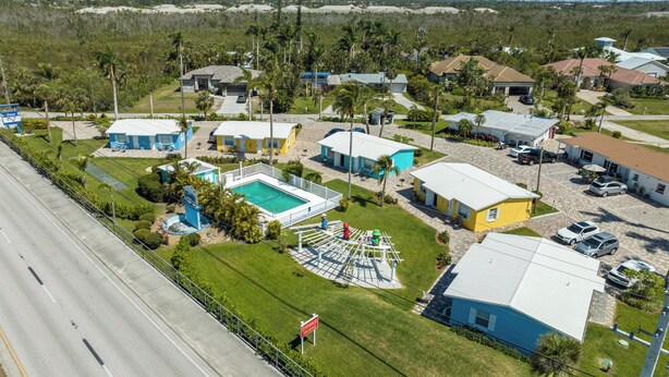 Zona residencial con casas, piscina y una carretera.