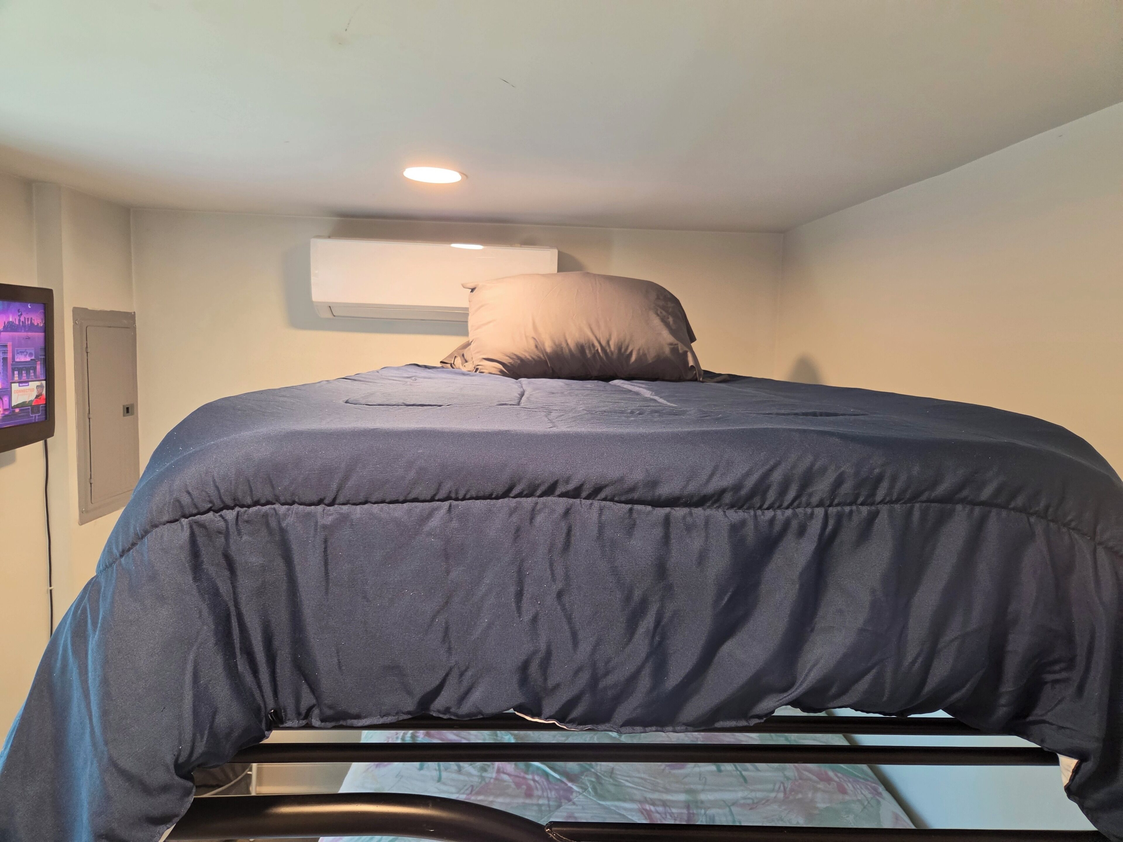 2 bedrooms, iron/ironing board, Internet, bed sheets