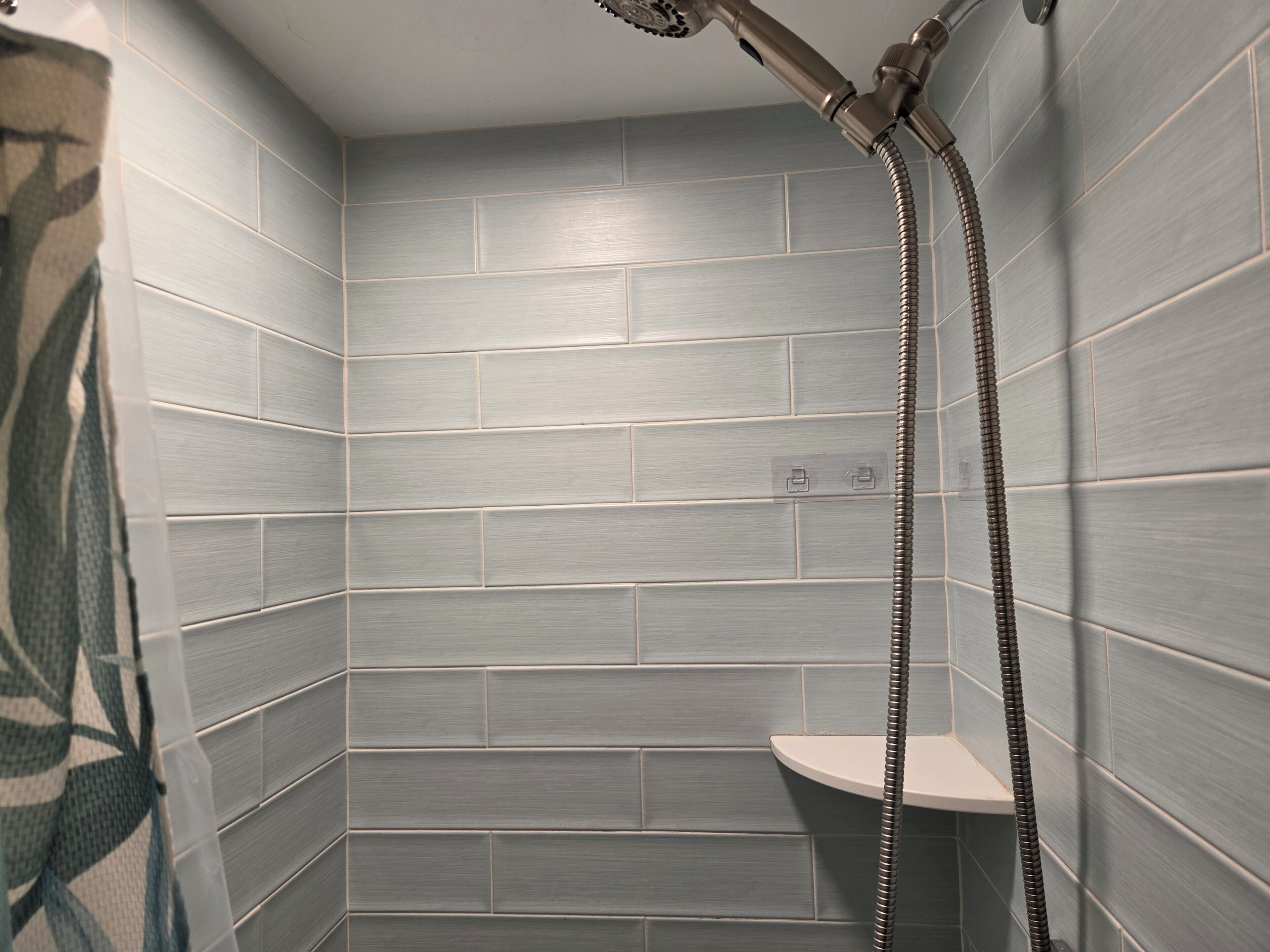 Douche, séchoir à cheveux, serviettes fournies, savon