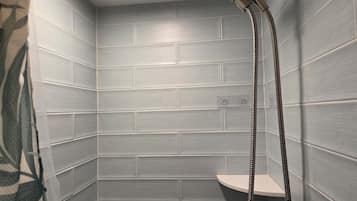 Douche, séchoir à cheveux, serviettes fournies, savon