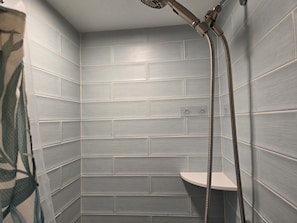 Douche, sèche-cheveux, serviettes fournies, savon