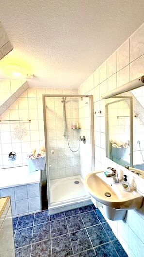 Dusche, Haartrockner, Handtücher, Seife