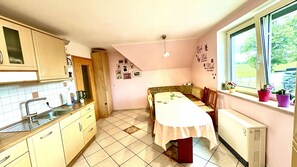 Private kitchen - A dreamy vacation rental in the Ore Mountains—just 20 minutes from the Sachsenring. Top-notch amenities, close to nature (Jahnsdorf/Erzgebirge)
