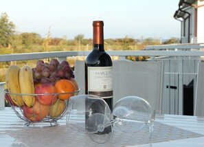 Outdoor dining - Vrbo Property (Börgerende-Rethwisch)