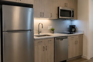 Elite-Zimmer | Eigene Küche | Kühlschrank, Mikrowelle, Ofen, Herdplatte