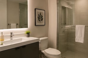 Elite-Zimmer | Badezimmer | Kostenlose Toilettenartikel, Haartrockner, Handtücher, Seife