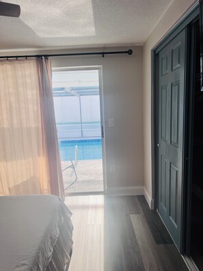 2 habitaciones, tabla de planchar con plancha, wifi y ropa de cama 