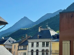 Ein Gebäude im traditionellen Baustil, mit einer symmetrischen Fassade, Bogenfenstern und einem zentralen Eingang.