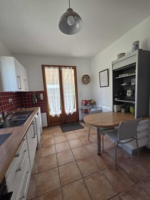 Coffee/tea maker, fridge, microwave, oven - Large and peacefull house with a panoramic view of Belvès, in Black Perigord (Pays de Belvès)