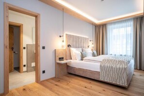 Suíte luxo, vista parcial para o lago | Cofres nos quartos, escrivaninha, cortinas blackout, Wi-Fi de cortesia