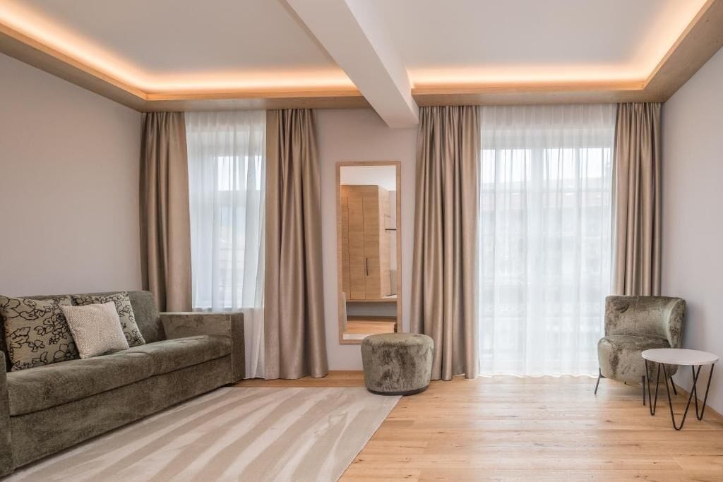 Suite, vista parcial al lago | Área de sala de estar