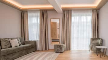 Suite, vista parcial al lago | Área de sala de estar