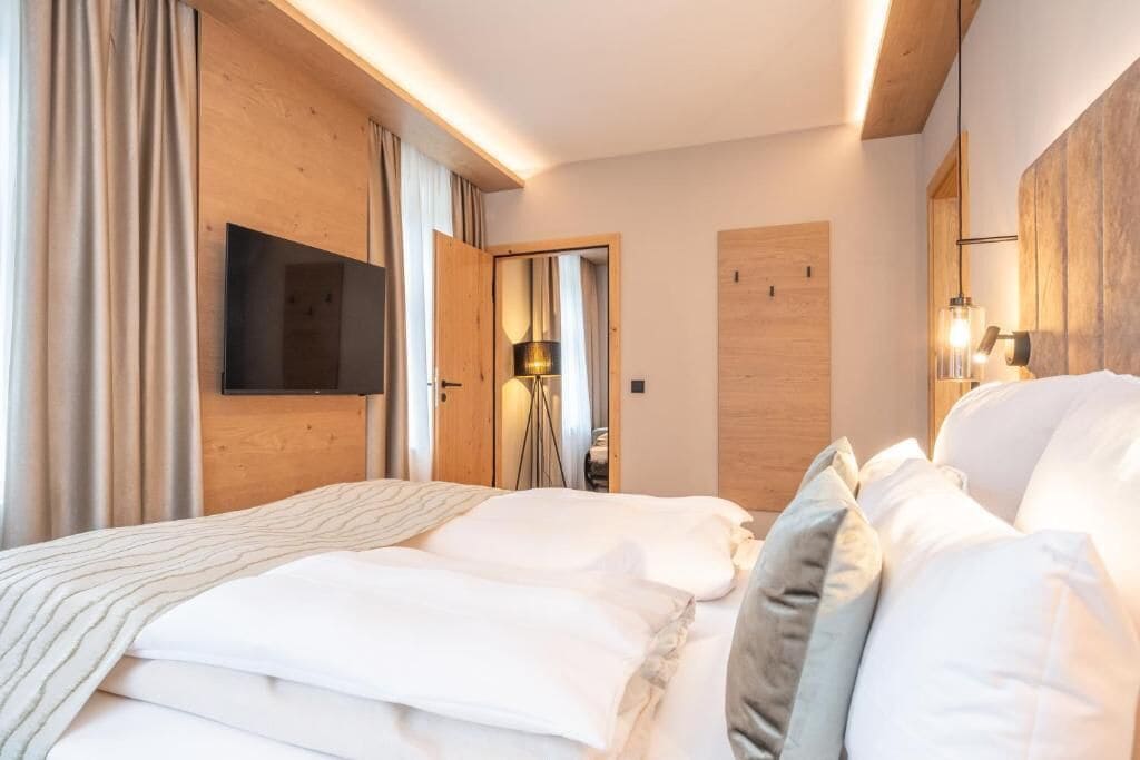 Suite Deluxe, vista parcial al lago | Caja de seguridad en la habitación, escritorio y cortinas blackout 