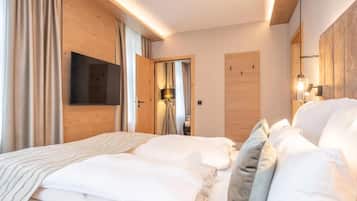 Suite Deluxe, vista parcial al lago | Caja de seguridad en la habitación, escritorio y cortinas blackout