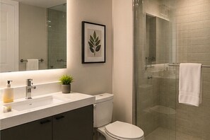 Executive-Zimmer | Badezimmer | Kostenlose Toilettenartikel, Haartrockner, Handtücher, Seife