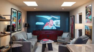 Una Smart TV, libros