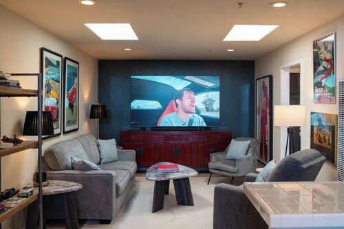 Car lovers dream apt. 770 sq foot 1/1 including a garage with a lift. Sleeps 4.