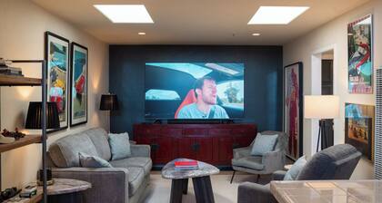 Car lovers dream apt. 770 sq foot 1/1 including a garage with a lift. Sleeps 4.