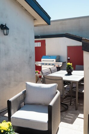 Outdoor dining - Car lovers dream apt. 770 sq foot 1/1 including a garage with a lift. Sleeps 4. (Sand City)
