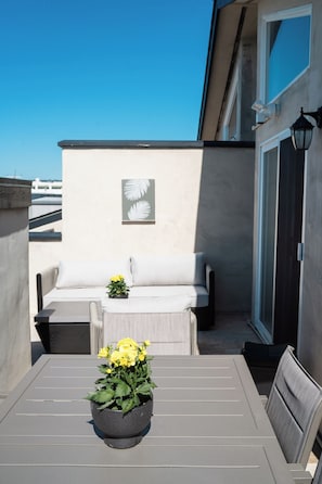 Outdoor dining - Car lovers dream apt. 770 sq foot 1/1 including a garage with a lift. Sleeps 4. (Sand City)