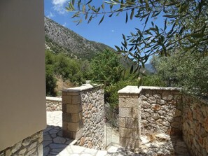 A stone wall with a stone staircase leading to a higher level. - Villa Avlaki (Vlikhon)