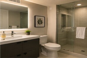 Basic-Zimmer | Badezimmer | Kostenlose Toilettenartikel, Haartrockner, Handtücher, Seife