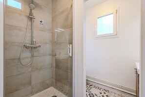 Shower, hair dryer, towels, soap - Le Bacquenois – City center & sleeps 6 (Reims)