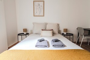 Iron/ironing board, WiFi, bed sheets - Le Bacquenois – City center & sleeps 6 (Reims)