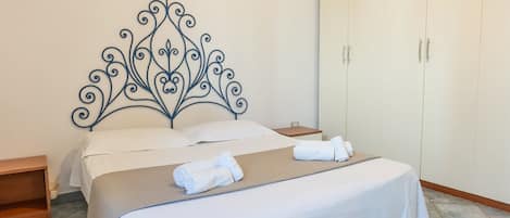2 bedrooms, WiFi (free), bed sheets