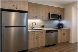 Habitación clásica | Cocina privada | Refrigerador, microondas, horno y parrilla de estufa 